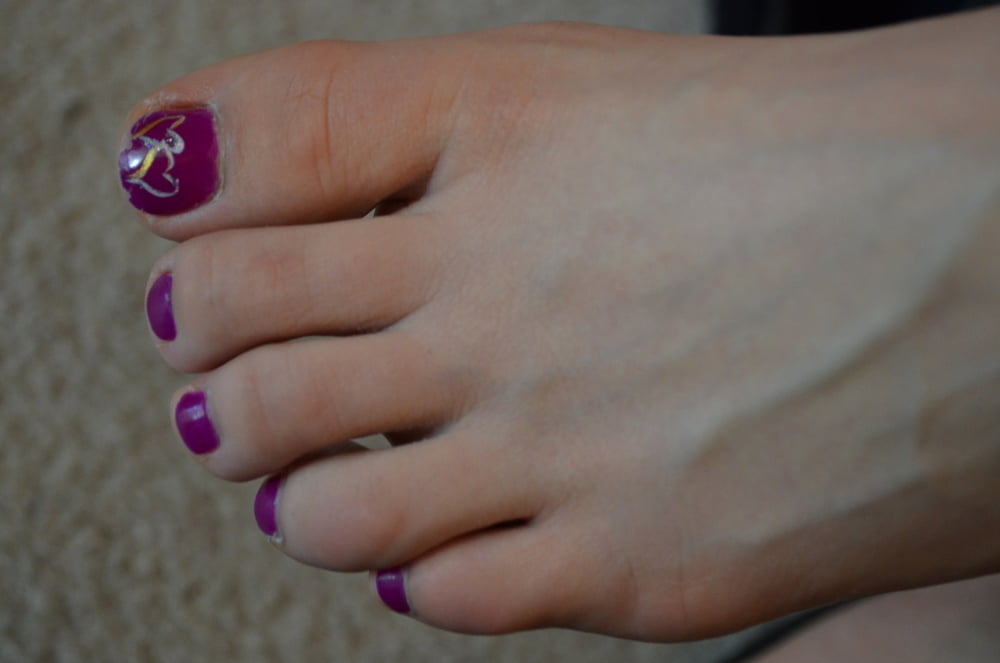 Showing off toes and pale feet - 5 Photos 