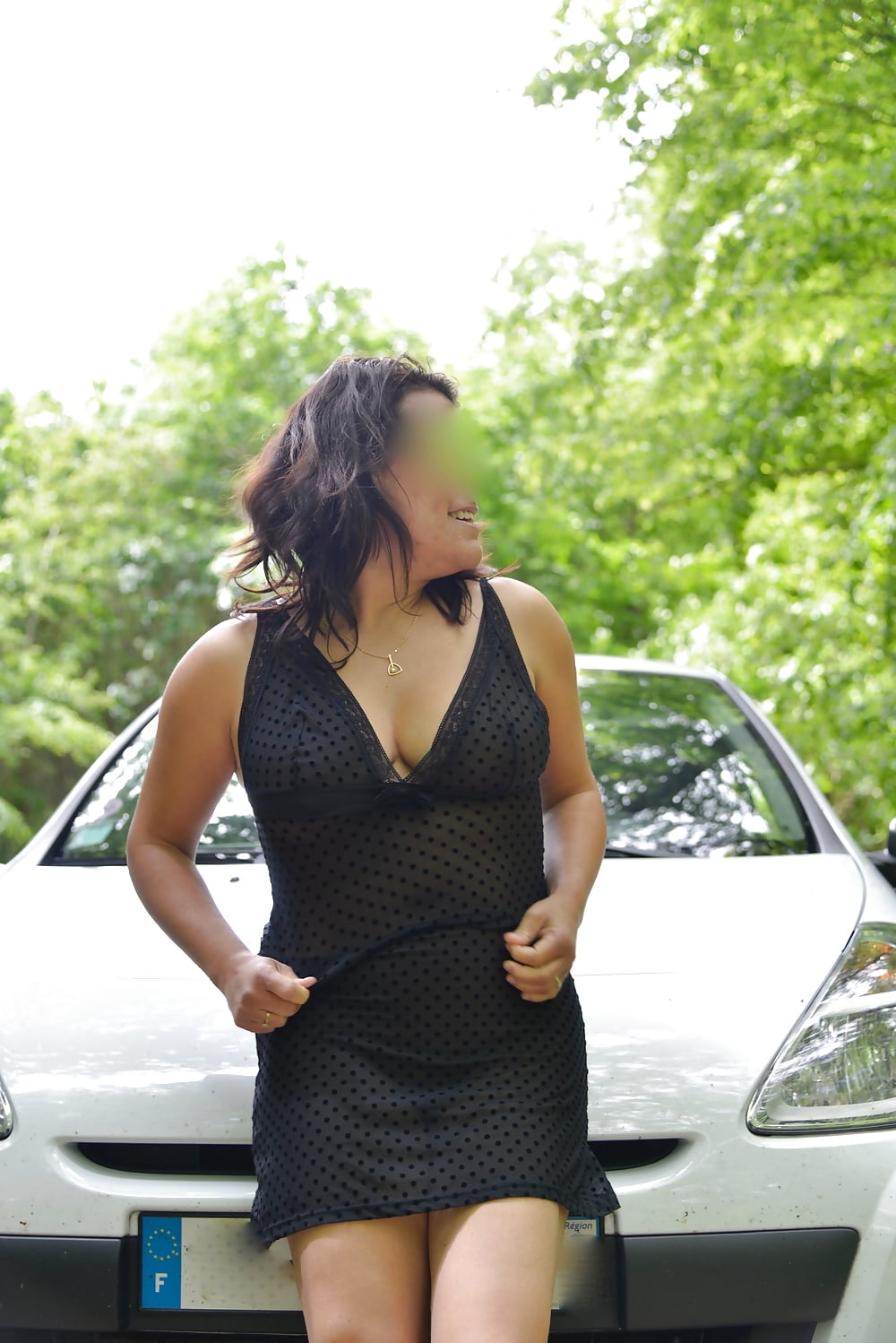 XXX exhibe sur la voiture d un  coquin