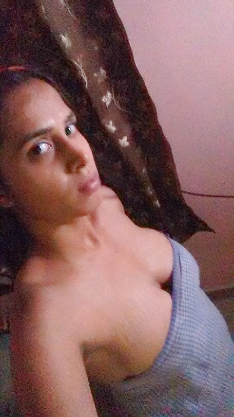 XXX Indian chick with her naked selfies