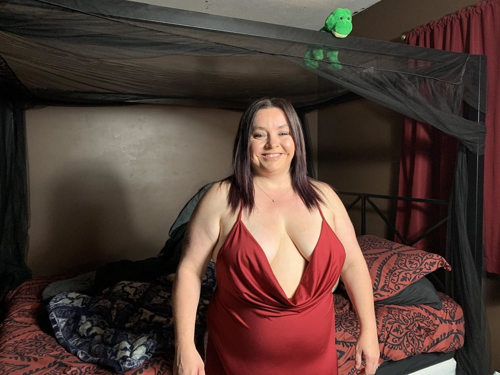Sexy BBW Red Dress Green Eyes and Pussy - 55 Pics 