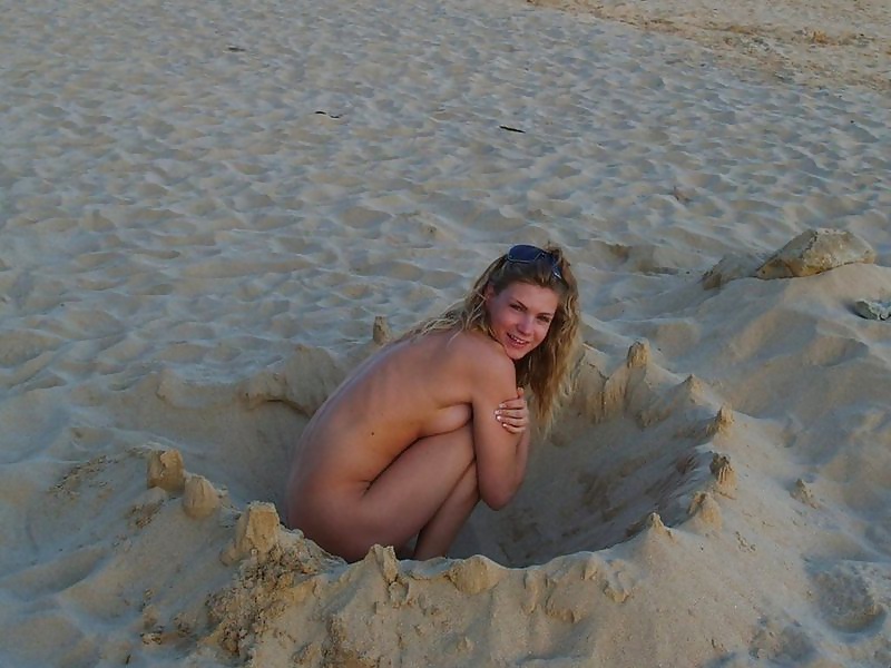 XXX Amateur girlfriend on the beach