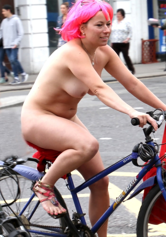 Lady In Pink Wig Brighton 2015 Wnbr World Naked Bike Ride 9 Bilder