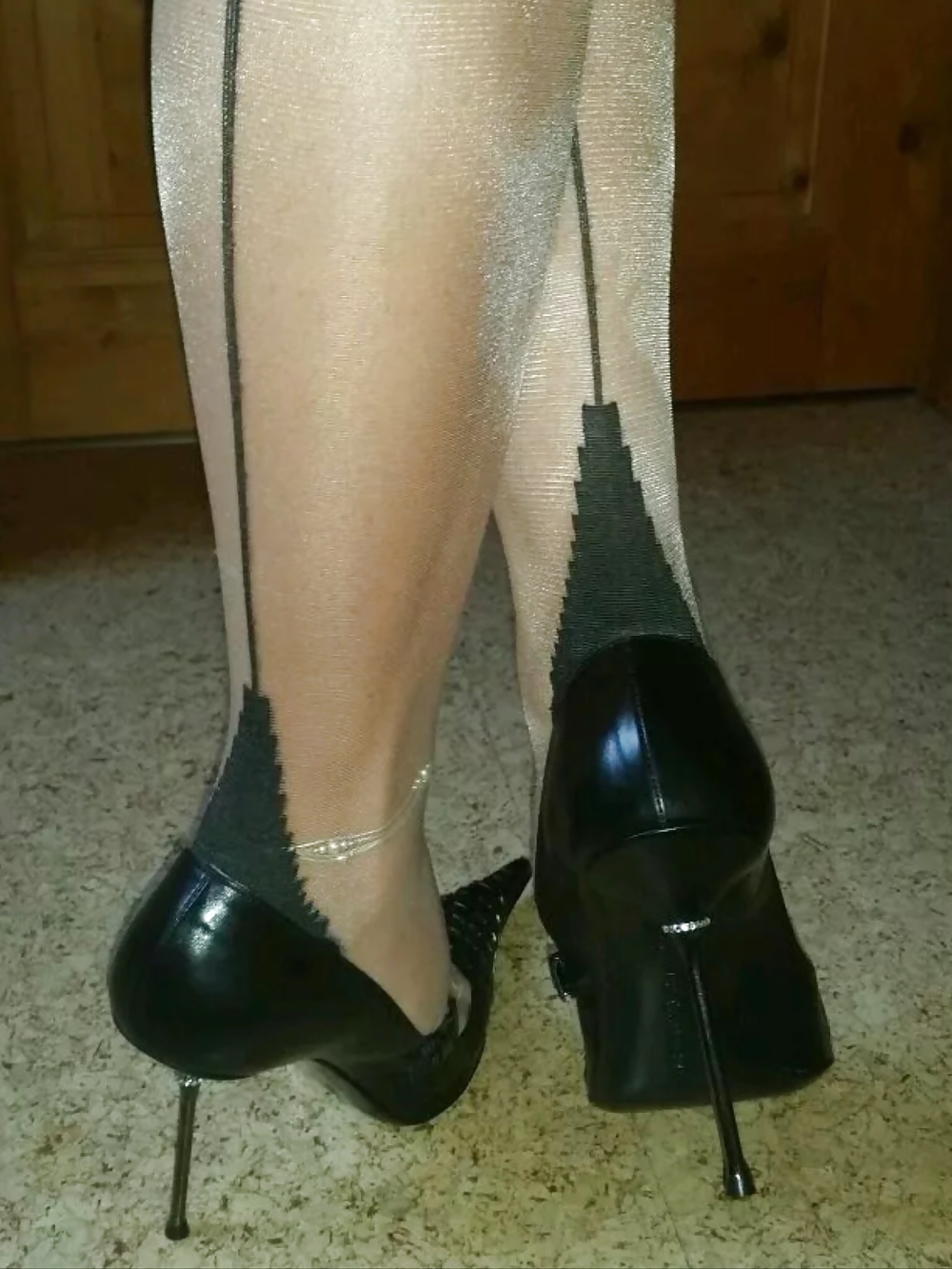 XXX Legs & feet in sexy high heels