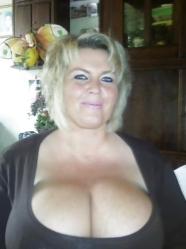 XXX Big tits cleavage