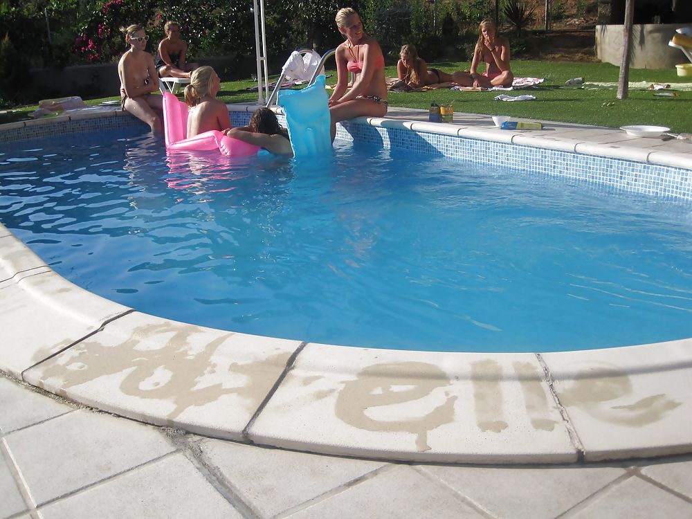 XXX Teengirls in the pool