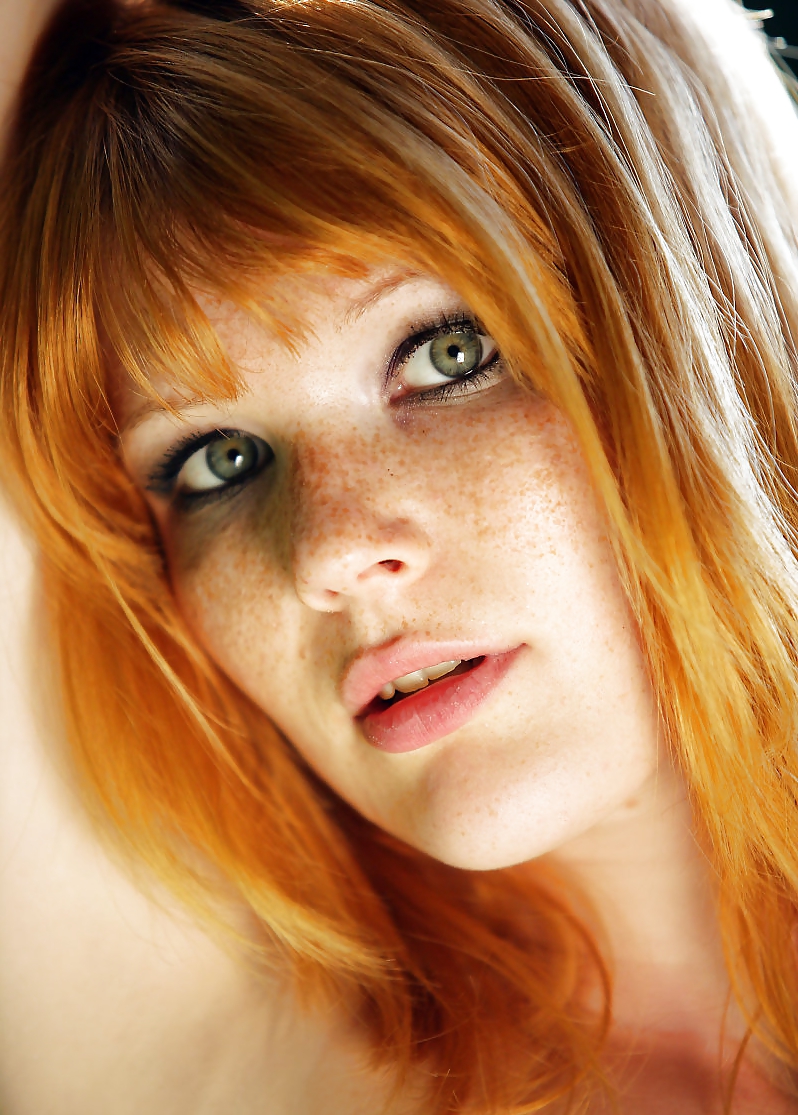 kiara-diane-pornozvezda-s-konopushkami-pornuha-krupno