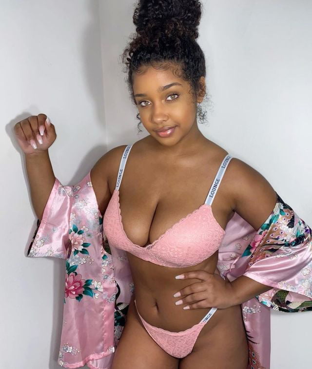 Corie Rayvon - 22 Photos 