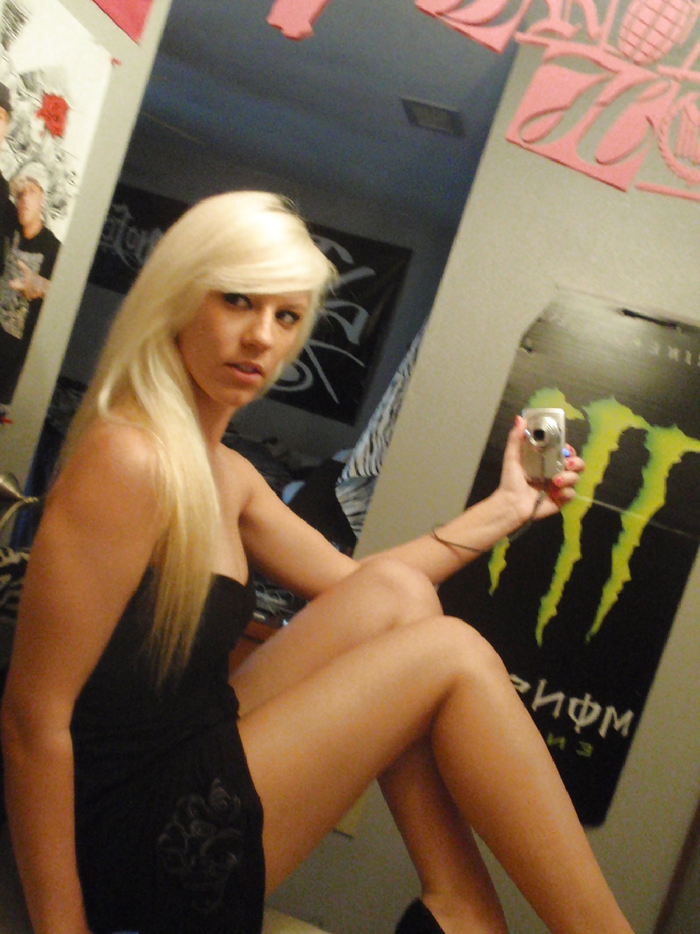 XXX Silly Blond Bitch Teen Selfies