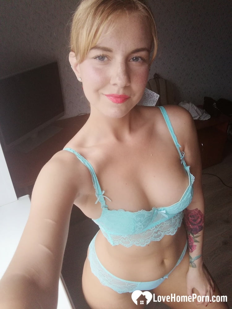 A couple of selfies before the beach - 12 Photos 