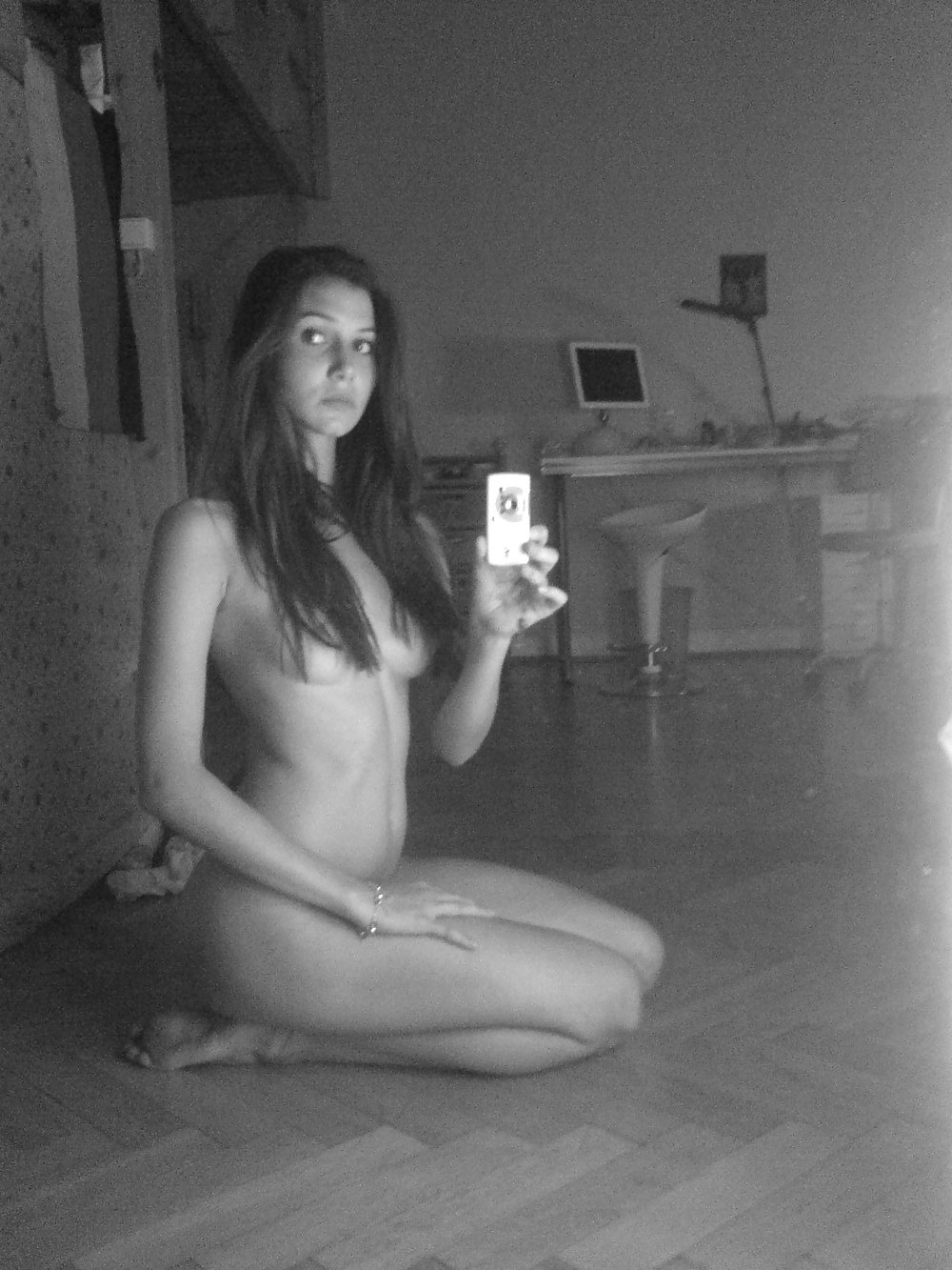 XXX She knows that she is hot