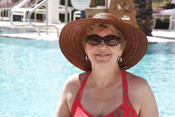 XXX Mature Women In Swimsuits