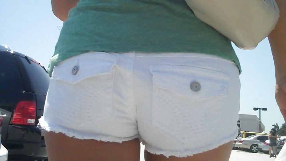 XXX Girl in white short cutoff jeans showing her ass & butt !