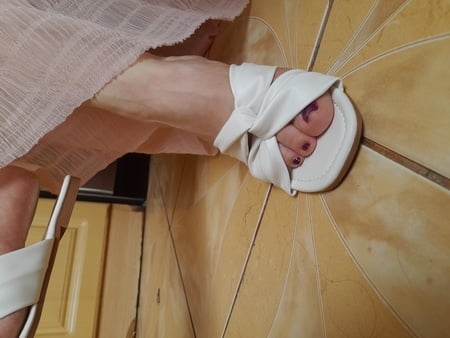10 Provocative Shots of Sandals feet thumbnail
