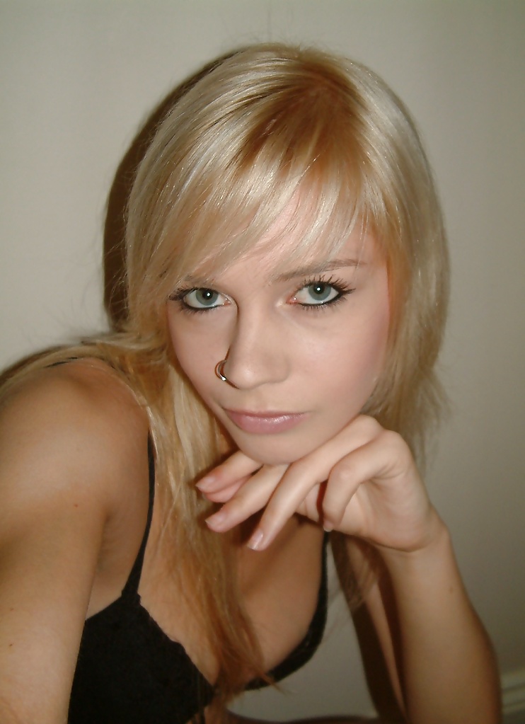 XXX Pretty Amateur Blonde 33