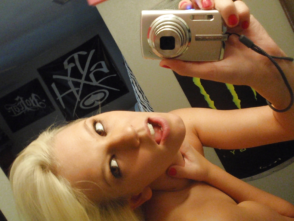 XXX blondy selfshot