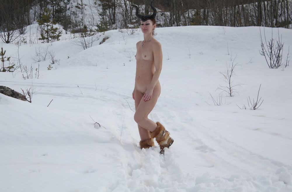 Naked on the Snow in Quarry - 40 Photos 