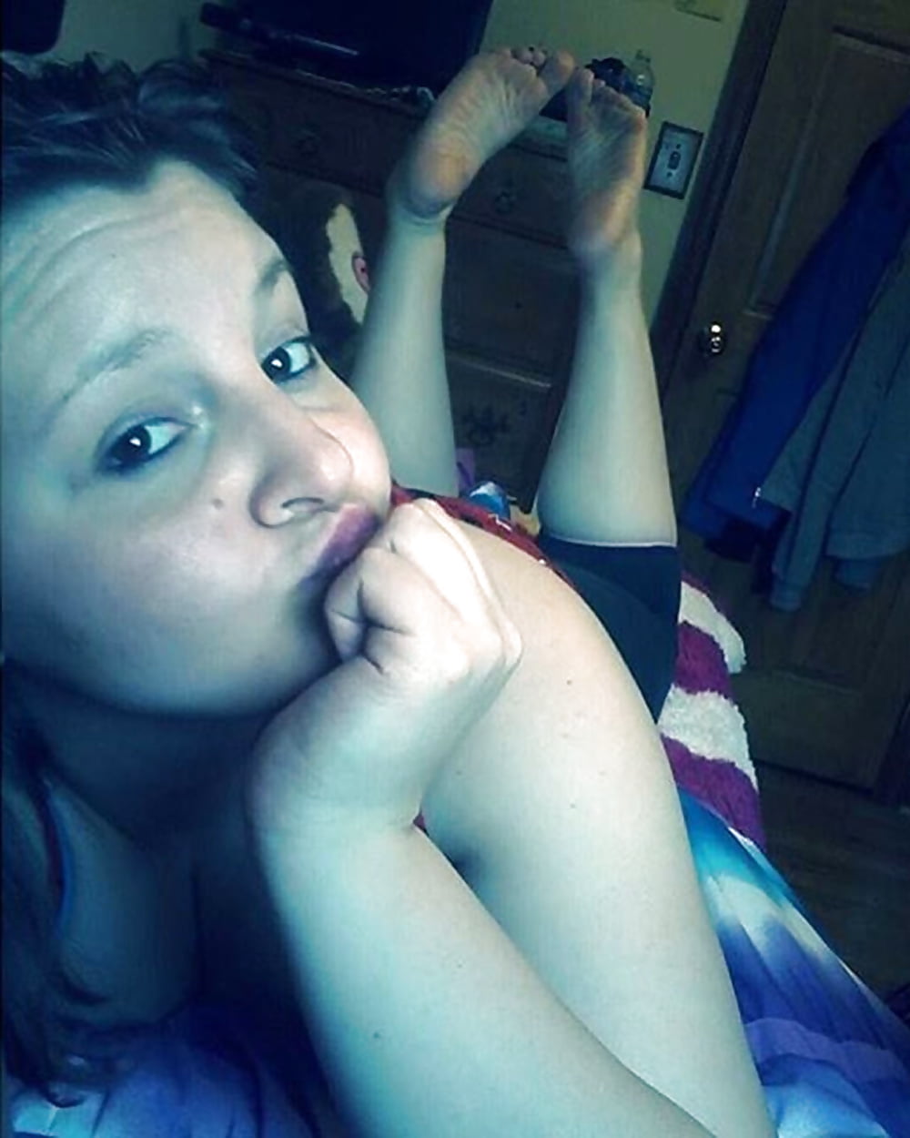 XXX selfshot girls feet pose!!!