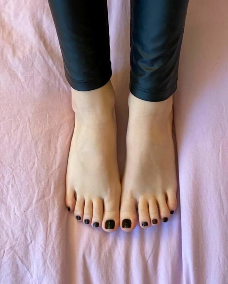 Hot sexy girl perfect Feets- 8 Photos 
