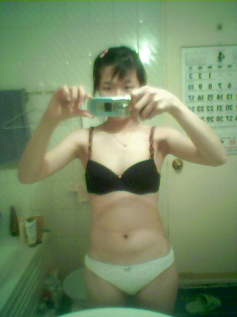 XXX Korean girl takes self pics