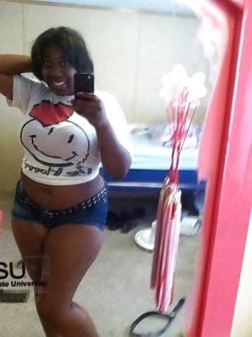 XXX Black Beauty Selfies in Shorts