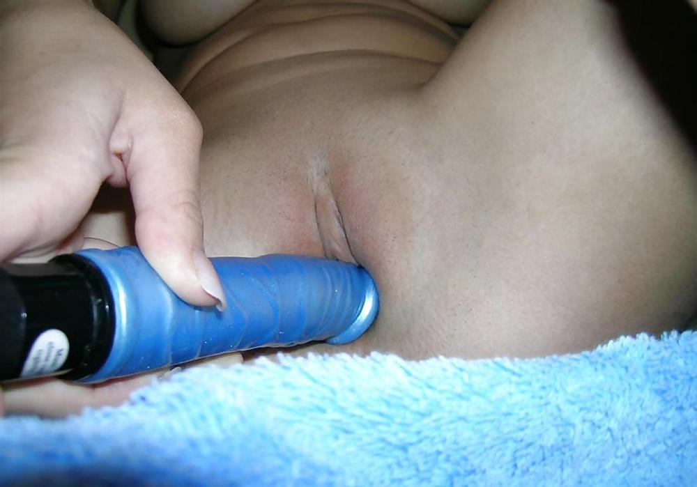 XXX Nice brunette and her little sextoy