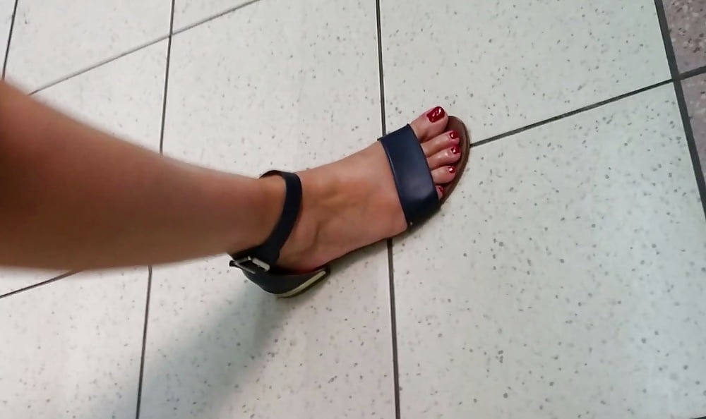 XXX Candid feet 3