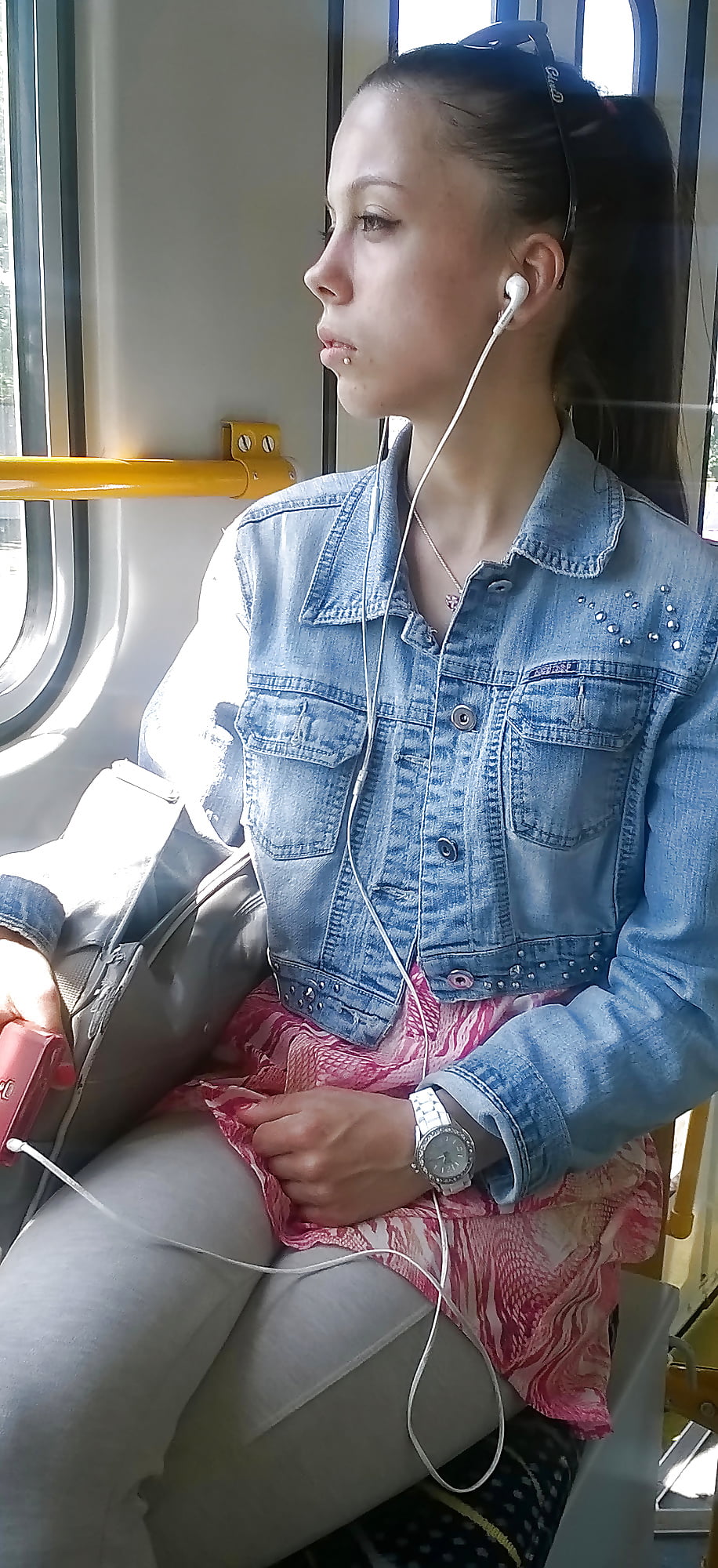 XXX Candid young slut : public transport II