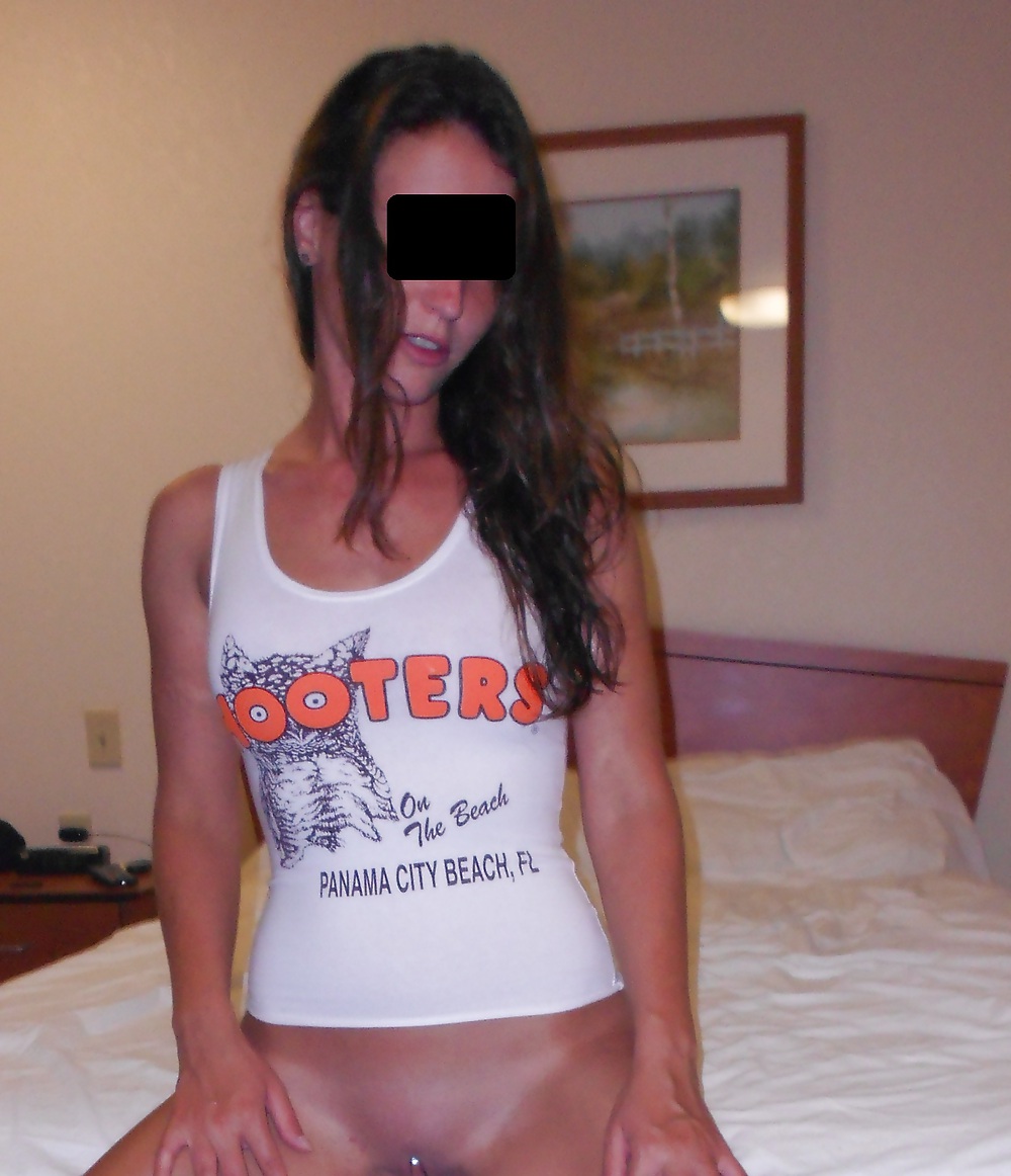 XXX Sie im Hooters Dress im Urlaub