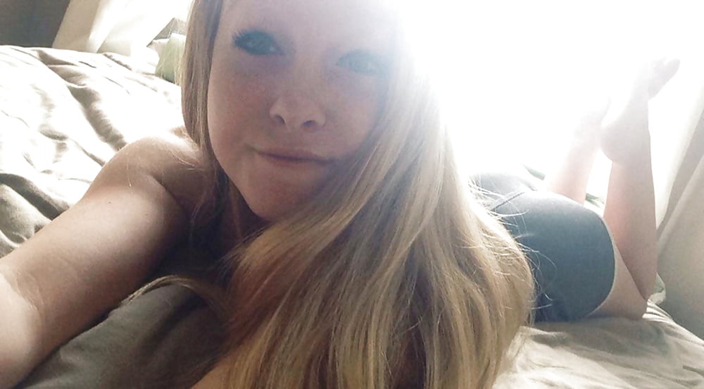 XXX selfshot girls feet pose!!!