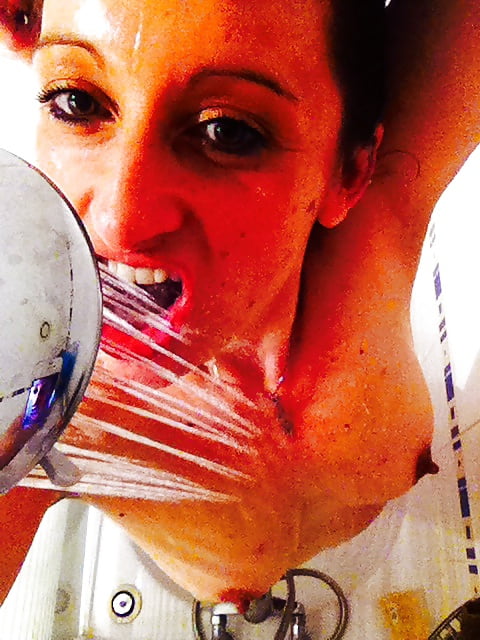 XXX Elle aime le bain et la douche