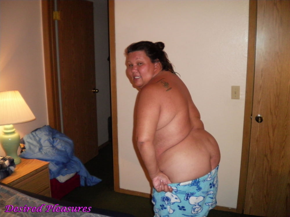 BBW Wife Flash And Tease - 5 Pics