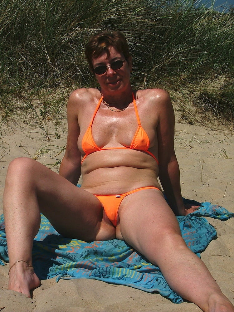 XXX uk Mature modelling her beach outfits