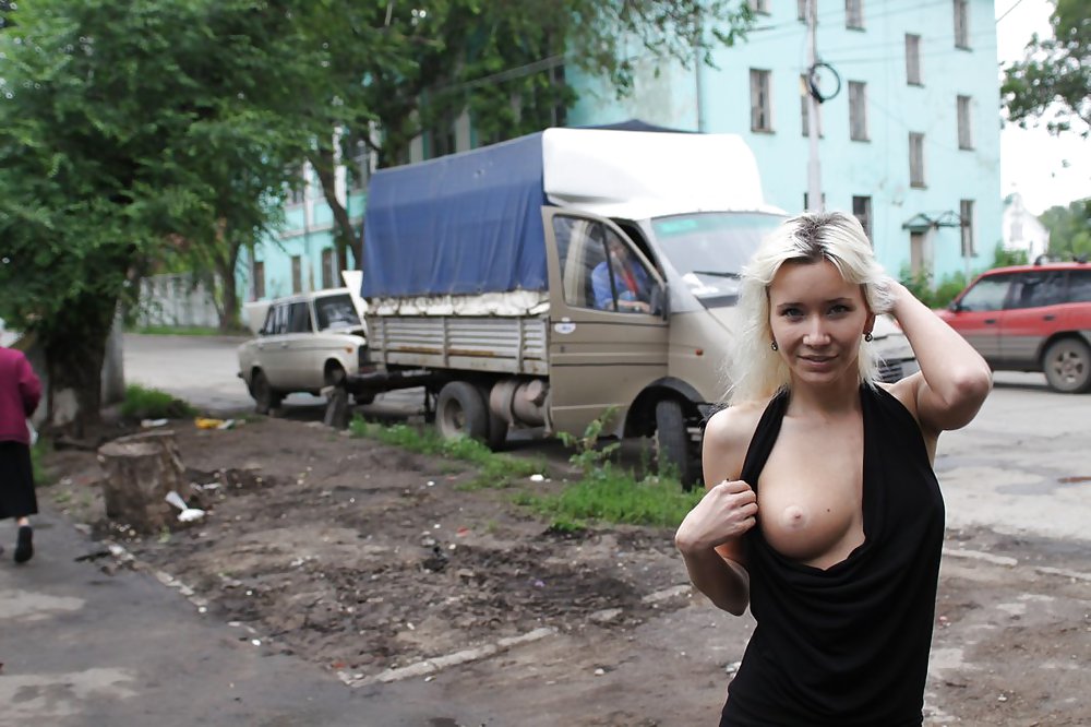 XXX AMATEUR RUSSIAN TEEN UNDRESSES ON THE STREET